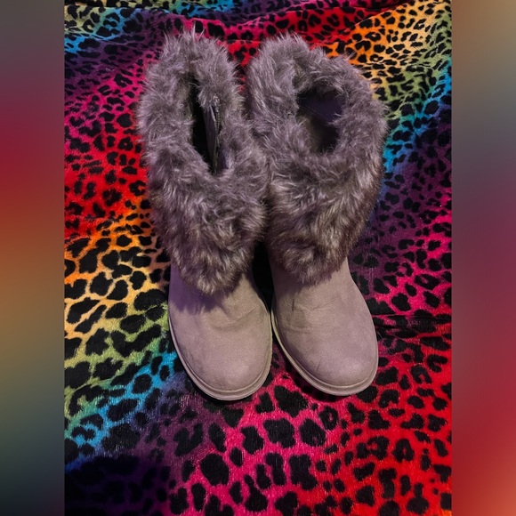 cute 2000s furr boots with buckles on sides - Picture 3 of 3